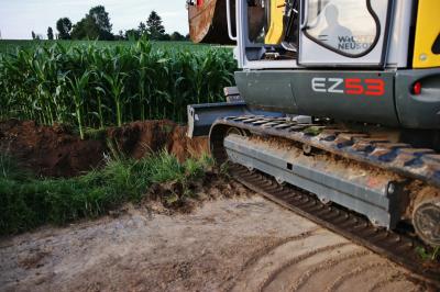 Schwaikheim: Hund bleibt in Bachrohr stecken - spektakulaere Rettung - Feuerwehr muss Wiese aufbaggern